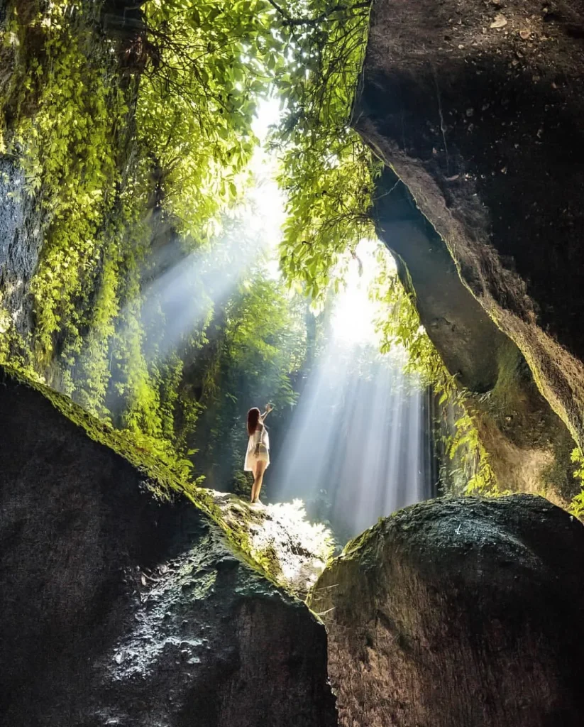 1003272022 Spot foto diatas batu daun lokasi Air Terjun Tukad Cepung, Wisata Alam Tersembunyi Di Bali