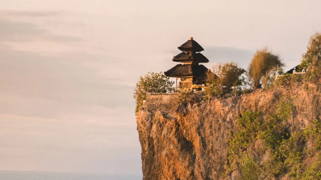 Keagungan Pura Uluwatu di Atas Tebing Feature Image