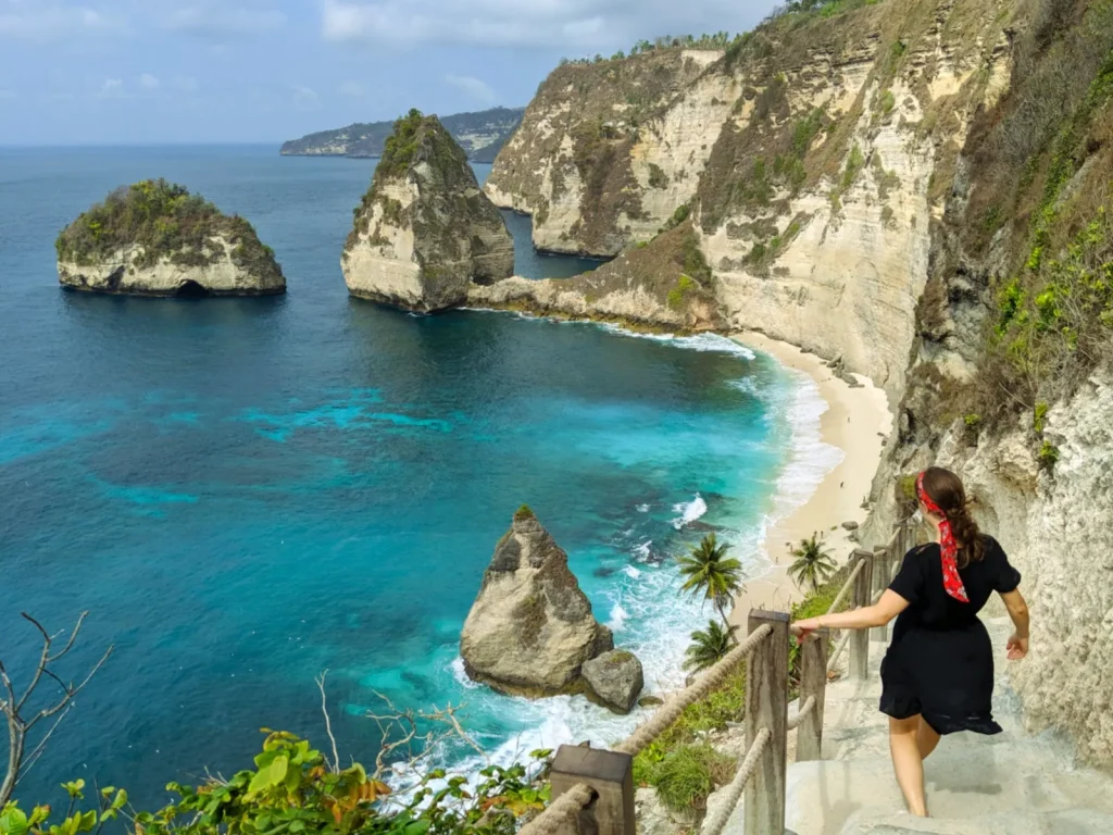 Pantai dan tebing pantai atuh Chloé Kersalé