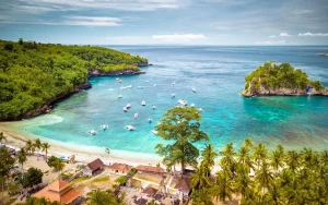 crystal bay beach nusa penida bali drone 1 source.dailytravelpill